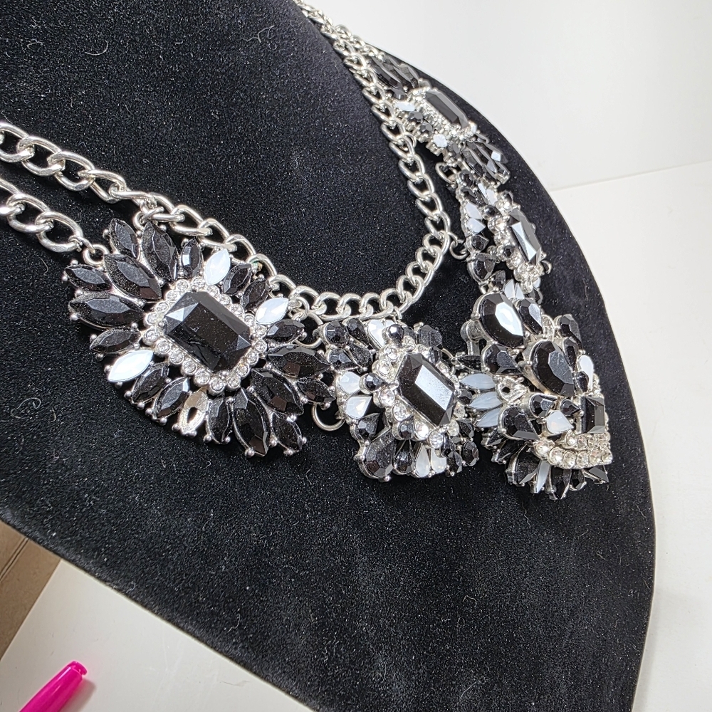 Elegant Black and Silver Statement Necklace - Picture 6 of 6